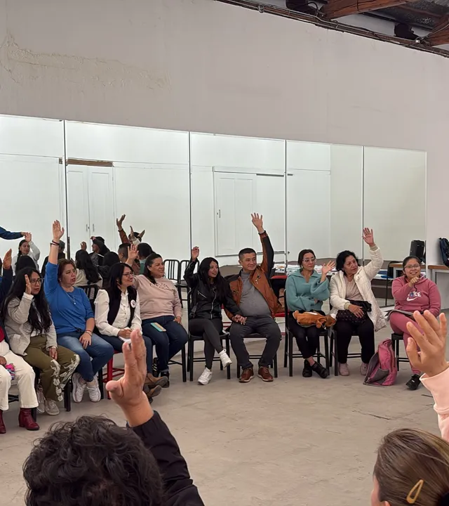 Familias de APADA reunidas en una asamblea comunitaria