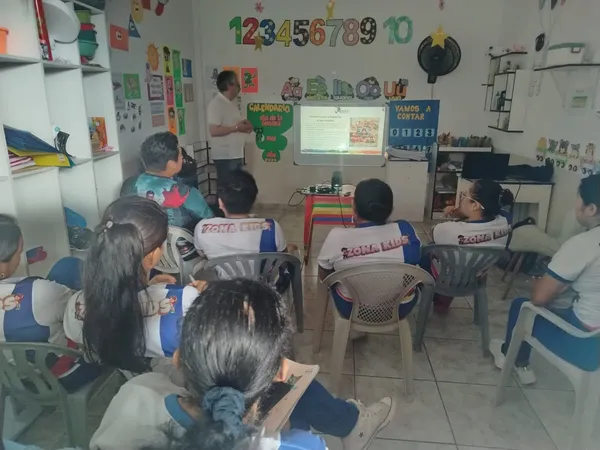 Capacitación a docentes y cuidadores de Zona Kids sobre estrategias de adaptación