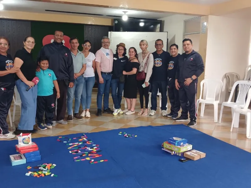 Equipo de APADA con camisetas de la organización durante una actividad comunitaria