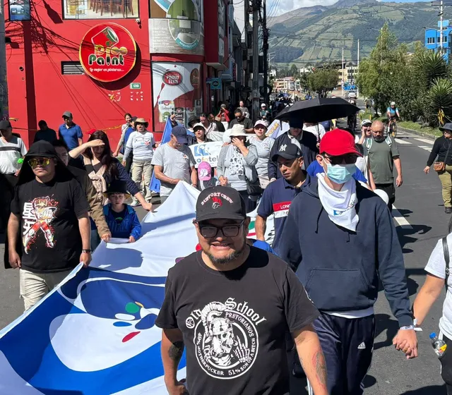 Familias de APADA caminando juntas en una marcha de concienciación sobre el autismo