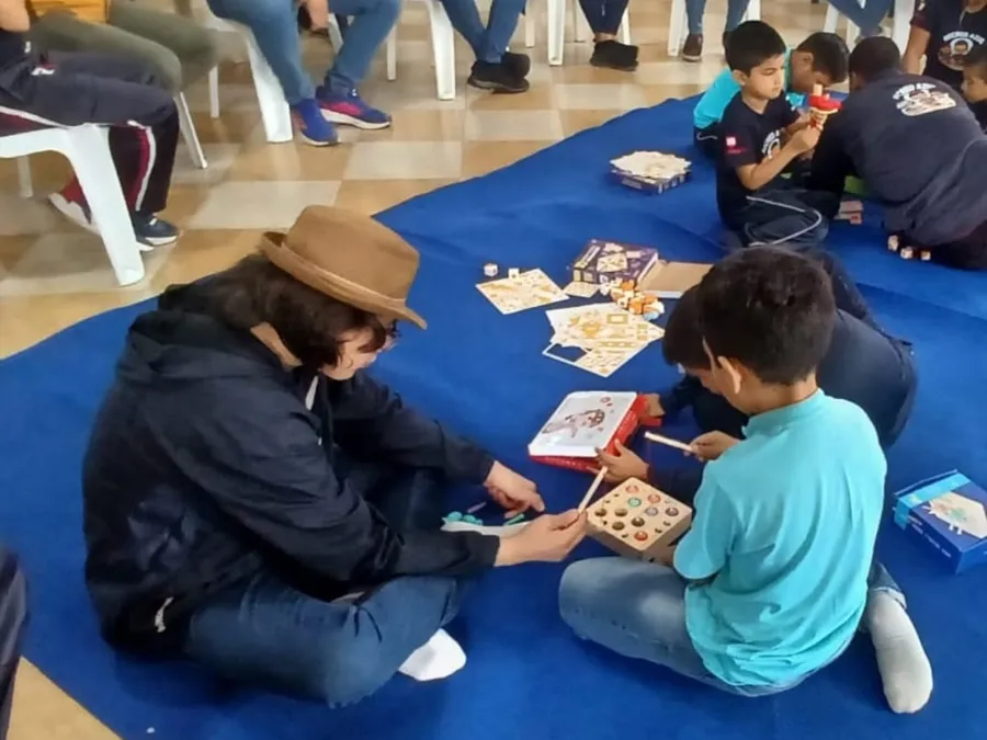 Niños y familias participando en un taller de APADA